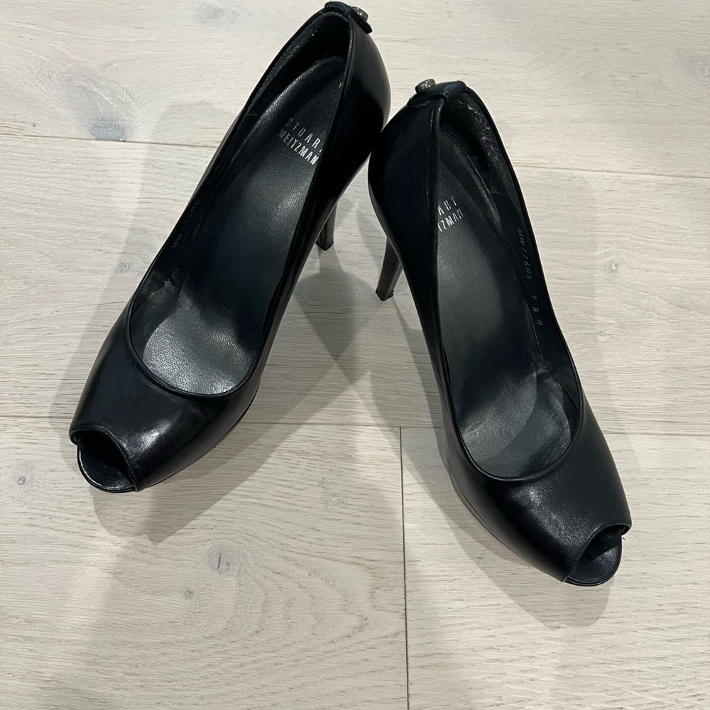Stuart Weitzman. Blk leather peep toe platform heel. Size 9. Classic style.